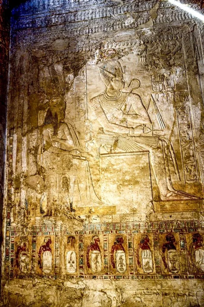 رسم بالألوان للفرعون أمنحوتب الثالث وخلفه زوجته الملكة تي على جدران مقبرة خيروف أحد وزرائه بالأقصر